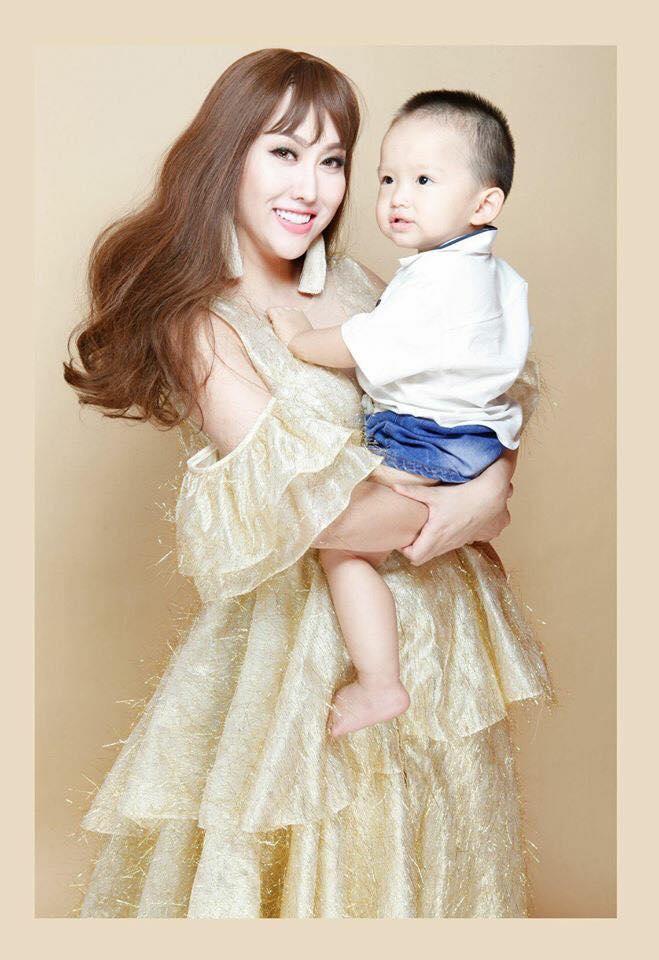 Phi Thanh Vân khoe clip con trai chưa đầy 3 tuổi ga lăng, siêu dễ thương-4