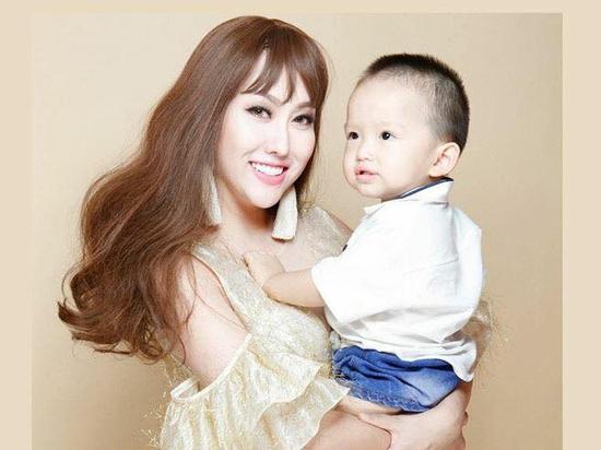 Phi Thanh Vân khoe clip con trai chưa đầy 3 tuổi ga lăng, siêu dễ thương