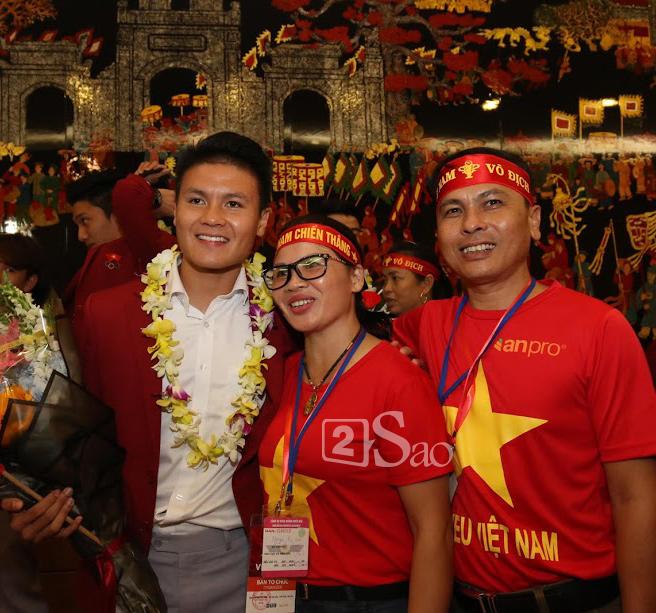 Loạt khoảnh khắc hậu trường cực lầy lội chưa từng công bố của U23 Việt Nam khi tham dự lễ mừng công ở Mỹ Đình-13