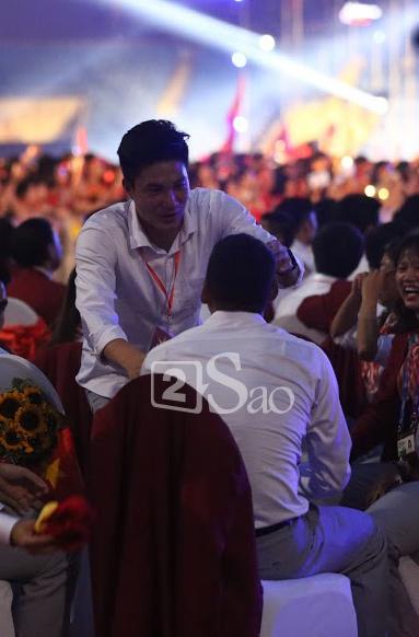 Loạt khoảnh khắc hậu trường cực lầy lội chưa từng công bố của U23 Việt Nam khi tham dự lễ mừng công ở Mỹ Đình-4