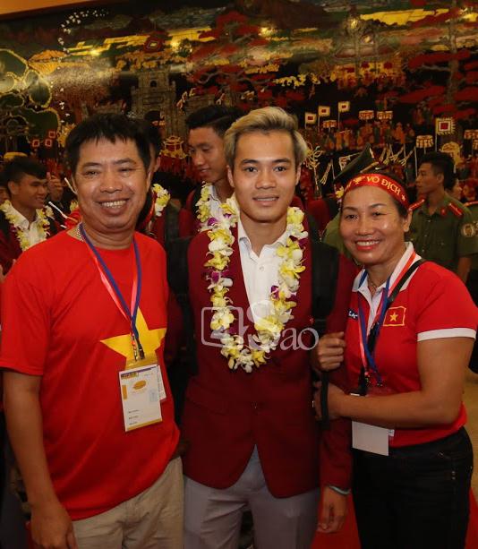 Loạt khoảnh khắc hậu trường cực lầy lội chưa từng công bố của U23 Việt Nam khi tham dự lễ mừng công ở Mỹ Đình-12