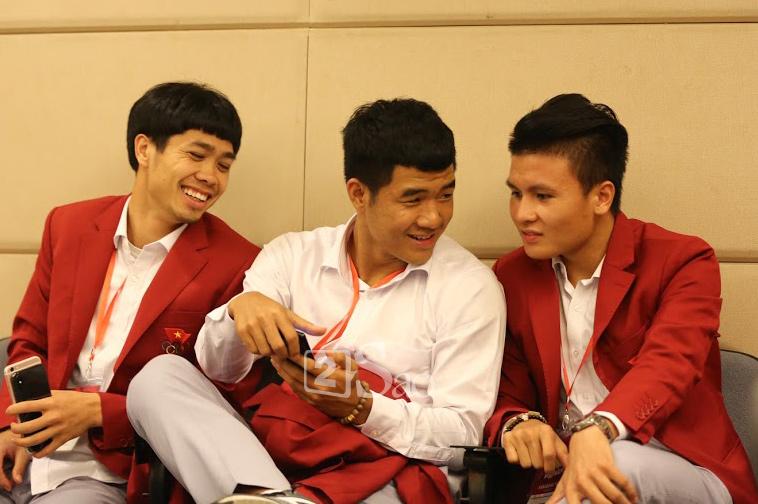 Loạt khoảnh khắc hậu trường cực lầy lội chưa từng công bố của U23 Việt Nam khi tham dự lễ mừng công ở Mỹ Đình-6