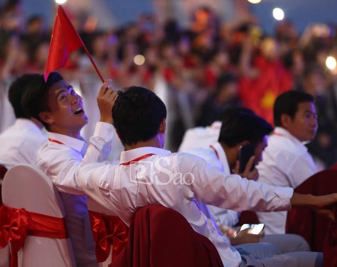 Loạt khoảnh khắc hậu trường cực lầy lội chưa từng công bố của U23 Việt Nam khi tham dự lễ mừng công ở Mỹ Đình-2