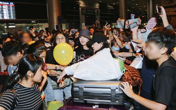 Chật vật lắm mới thoát vòng vây người hâm mộ, Hyomin vẫn nhiệt tình cười vẫy chào fan Việt-10