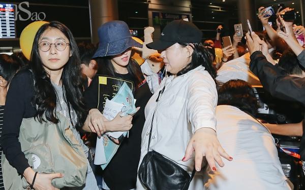 Chật vật lắm mới thoát vòng vây người hâm mộ, Hyomin vẫn nhiệt tình cười vẫy chào fan Việt-11