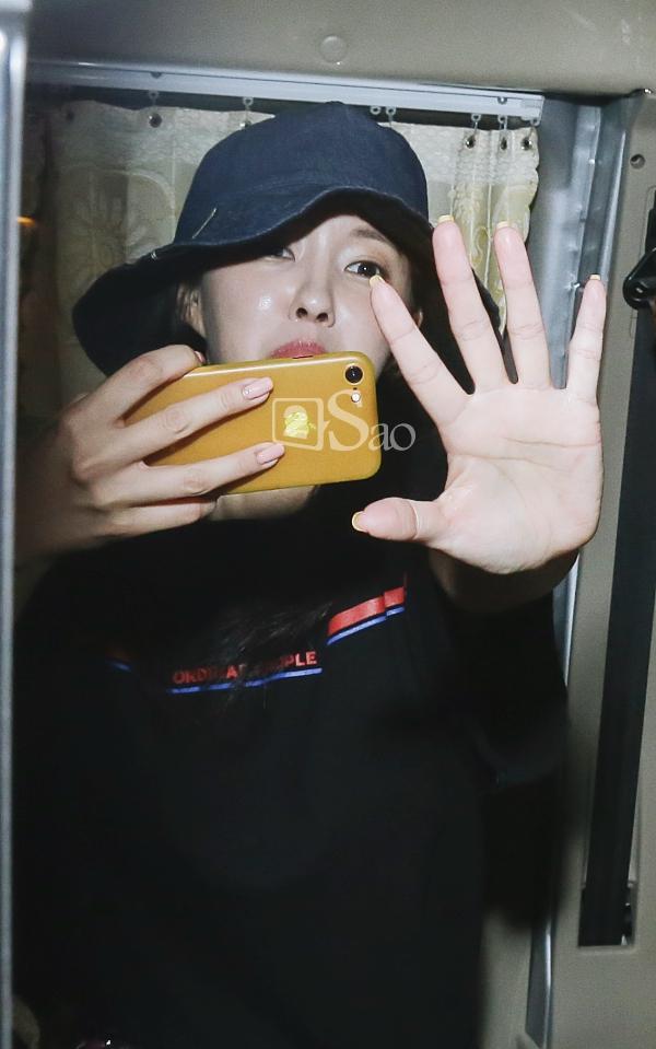 Chật vật lắm mới thoát vòng vây người hâm mộ, Hyomin vẫn nhiệt tình cười vẫy chào fan Việt-13