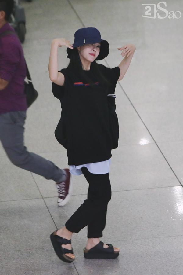 Chật vật lắm mới thoát vòng vây người hâm mộ, Hyomin vẫn nhiệt tình cười vẫy chào fan Việt-3