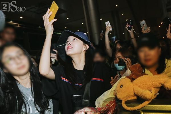 Chật vật lắm mới thoát vòng vây người hâm mộ, Hyomin vẫn nhiệt tình cười vẫy chào fan Việt-6