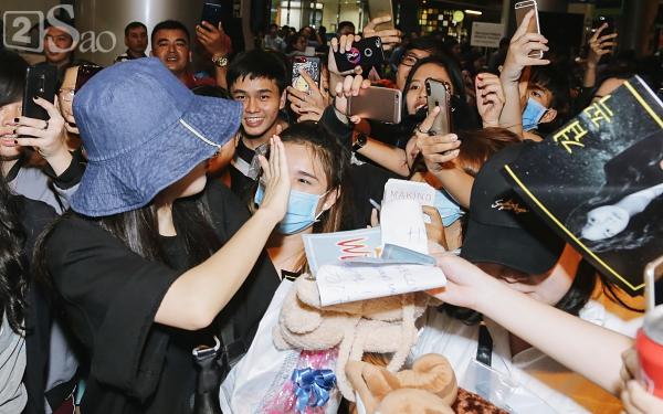 Chật vật lắm mới thoát vòng vây người hâm mộ, Hyomin vẫn nhiệt tình cười vẫy chào fan Việt-7