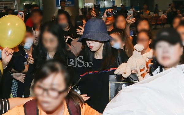 Chật vật lắm mới thoát vòng vây người hâm mộ, Hyomin vẫn nhiệt tình cười vẫy chào fan Việt-8