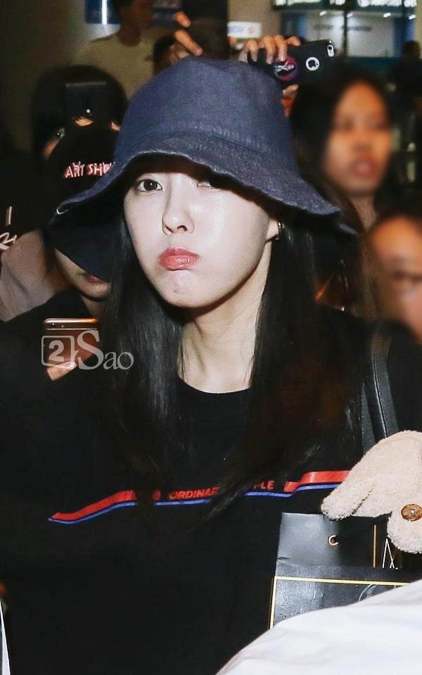 Chật vật lắm mới thoát vòng vây người hâm mộ, Hyomin vẫn nhiệt tình cười vẫy chào fan Việt-9