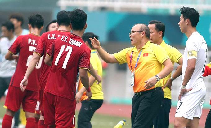 HLV Park lý giải hành động xoa đầu Son Heung-min khi bị nghe lỏm-1