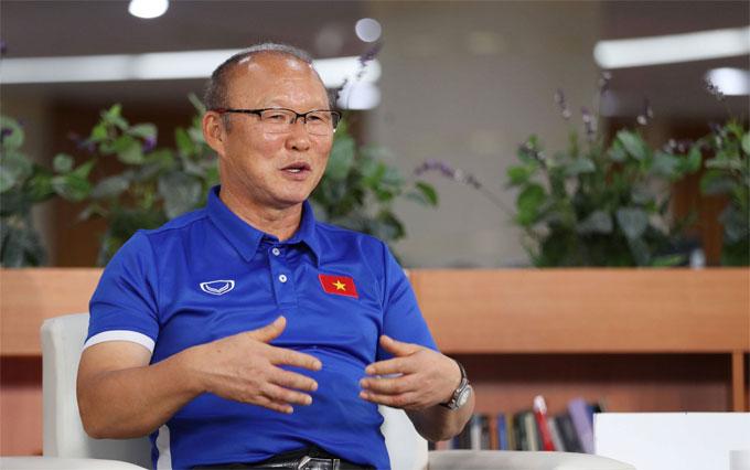 HLV Park lý giải hành động xoa đầu Son Heung-min khi bị nghe lỏm-2