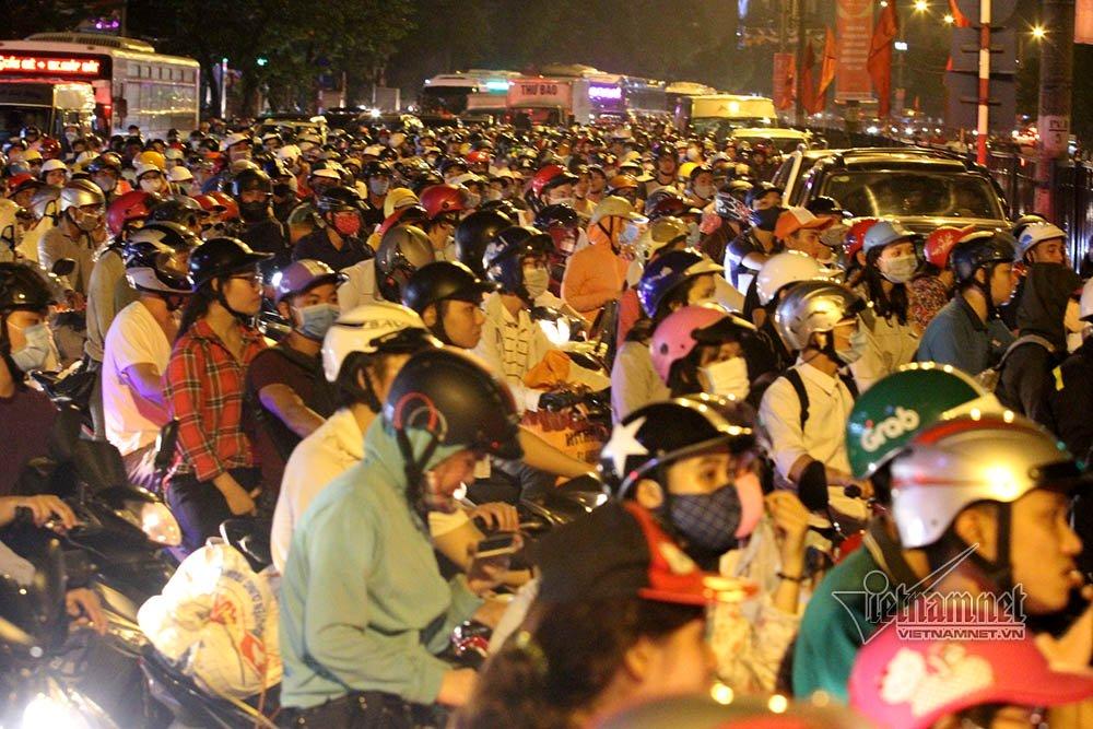 Tiếng hú tuyệt vọng giữa biển người chôn chân bất lực-1