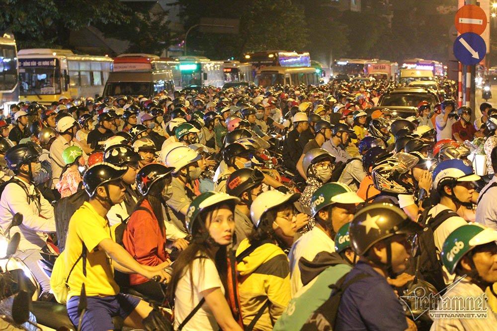 Tiếng hú tuyệt vọng giữa biển người chôn chân bất lực-2