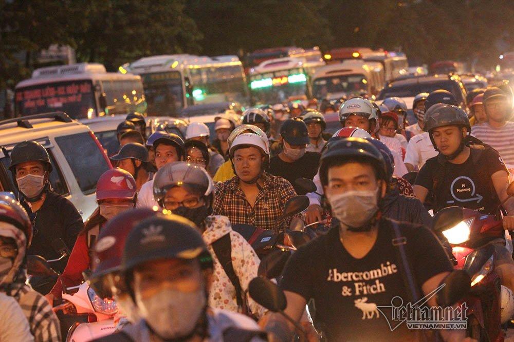 Tiếng hú tuyệt vọng giữa biển người chôn chân bất lực-3