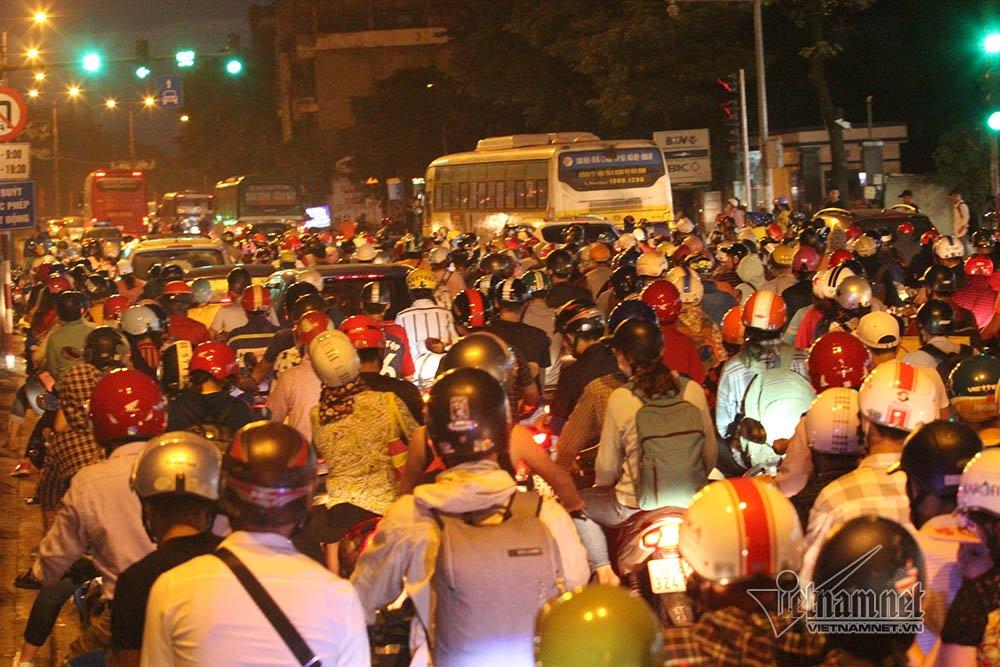 Tiếng hú tuyệt vọng giữa biển người chôn chân bất lực-5