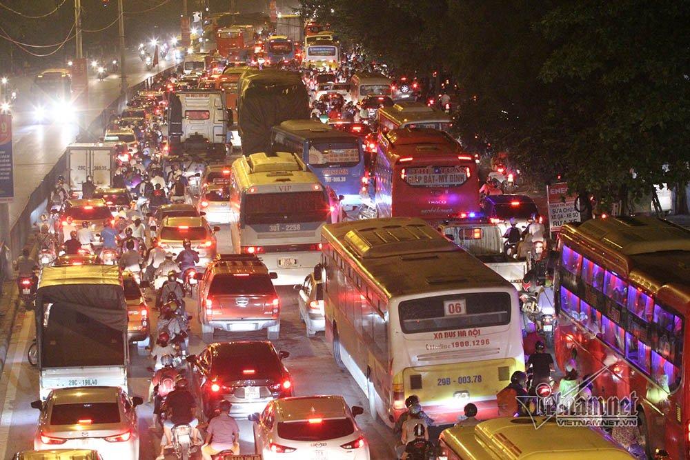 Tiếng hú tuyệt vọng giữa biển người chôn chân bất lực-6