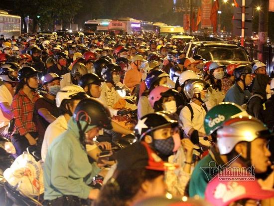 Tiếng hú tuyệt vọng giữa biển người chôn chân bất lực