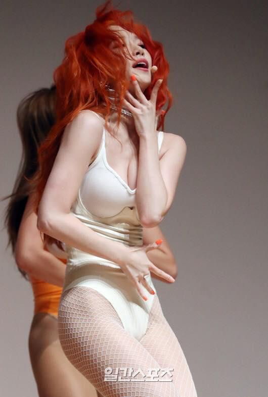 Chỉ vì muốn chiếm spotlight, nữ ca sĩ vô danh xứ Hàn bất chấp ăn mặc phản cảm, khoe thân bá dơ-3