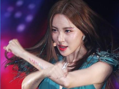 Nữ hoàng quyến rũ Sunmi tiếp tục phong cách sexy trong MV mới