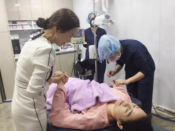 Những hình ảnh vẽ tạo hình, băng bó chằng chịt của sao Việt trên bàn phẫu thuật thẩm mỹ khiến người ta giật mình-2