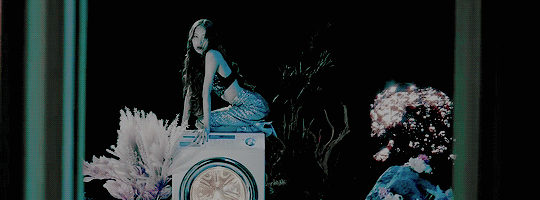 Hết bắn súng, Sunmi lại khoe vũ đạo tiên cá vẫy đuôi khiến khán giả lác mắt-3