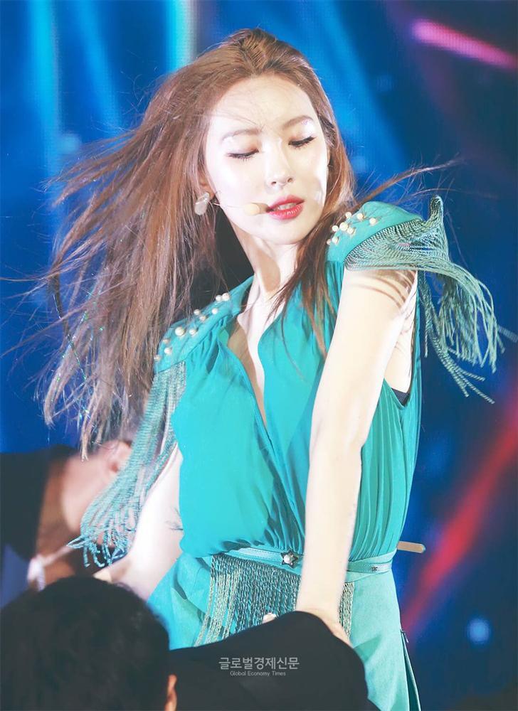 Hết bắn súng, Sunmi lại khoe vũ đạo tiên cá vẫy đuôi khiến khán giả lác mắt-6