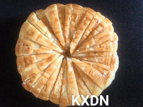 Ra mắt nhà bạn gái, chàng trai thể hiện màn cắt bánh trung thu 'thần sầu' thành 24 miếng không nát