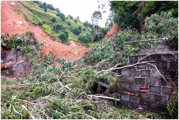 Nửa quả núi đổ ập xuống khu vực có 20 hộ dân sinh sống ở Hải Phòng-1