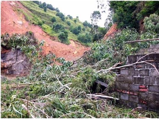 Nửa quả núi đổ ập xuống khu vực có 20 hộ dân sinh sống ở Hải Phòng