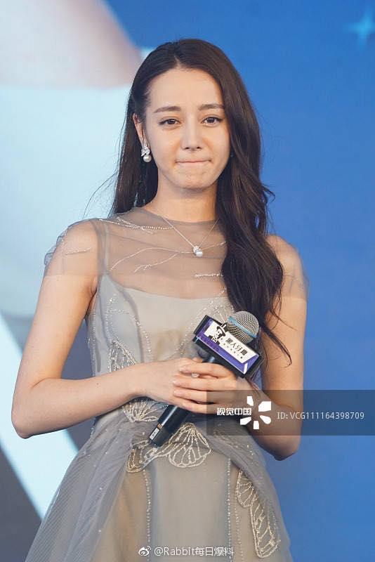 Mỹ nữ Tân Cương Địch Lệ Nhiệt Ba lộ trán hói và da nhạt nhợt khi chơi game trên truyền hình-7