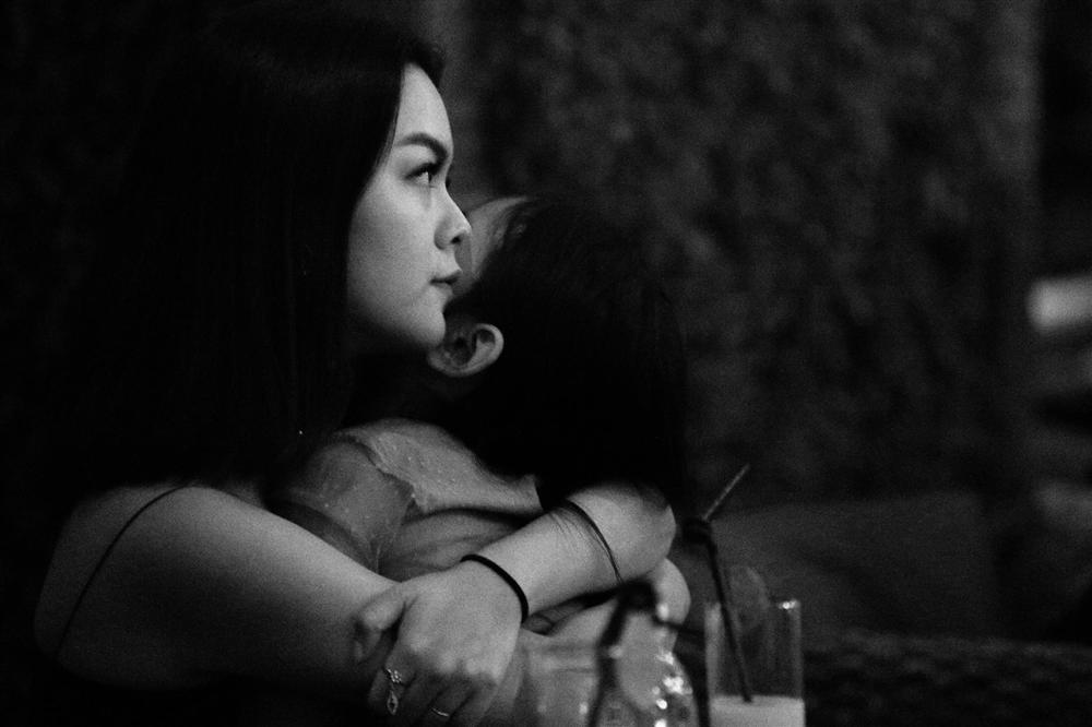 Sau đồn đoán ly hôn, Phạm Quỳnh Anh nỗi niềm: Đêm mưa cả bên ngoài lẫn bên trong-4