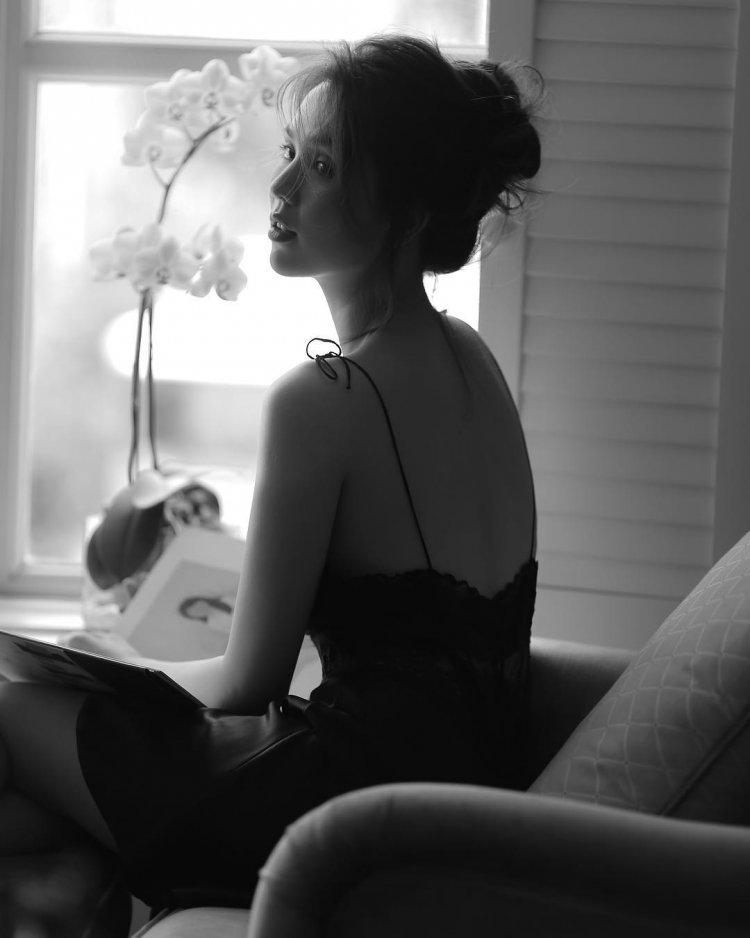 Ngọc Trinh mặc váy trong suốt nhưng ngồi bá đạo khiến ai cũng hết hồn-1