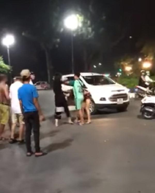 Đi đánh ghen một mình, cô gái bị tình địch đánh lại cho tơi tả-2