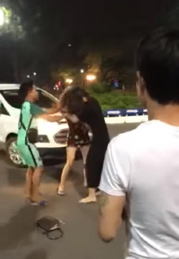 Đi đánh ghen một mình, cô gái bị tình địch đánh lại cho tơi tả-3