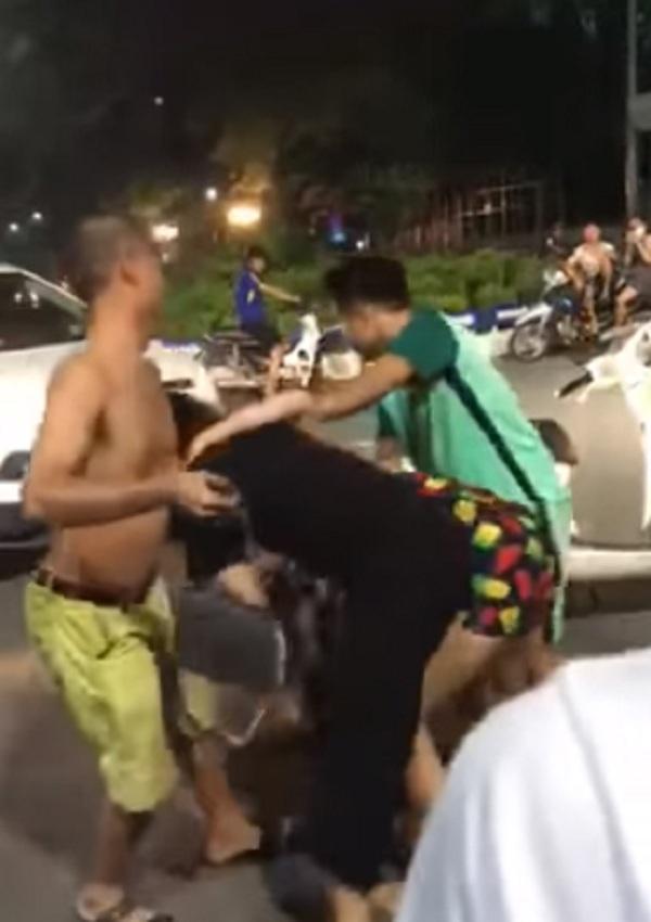 Đi đánh ghen một mình, cô gái bị tình địch đánh lại cho tơi tả-4