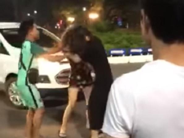 Bị vợ cấp dưới đánh ghen, nữ giám đốc cố thủ trong phòng tắm-2