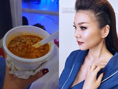 Clip Thanh Hằng ăn uống vội vàng trong hậu trường-11