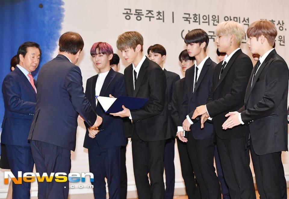 Song Joong Ki hài hước tiết lộ 3 điểm quyến rũ của hoàng tử Châu Á Lee Kwang Soo-6