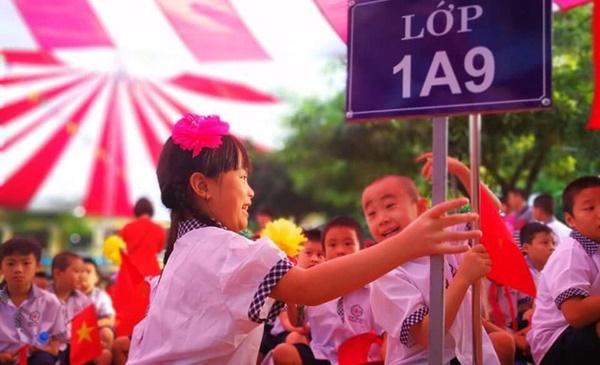 Con khai giảng, cha mẹ ngoài sân âm thầm rơi nước mắt-1