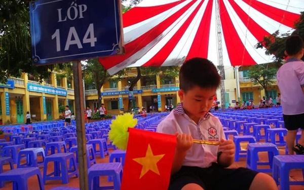 Con khai giảng, cha mẹ ngoài sân âm thầm rơi nước mắt-2