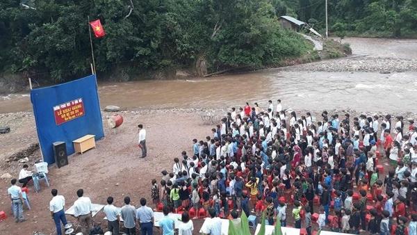 Con khai giảng, cha mẹ ngoài sân âm thầm rơi nước mắt-4