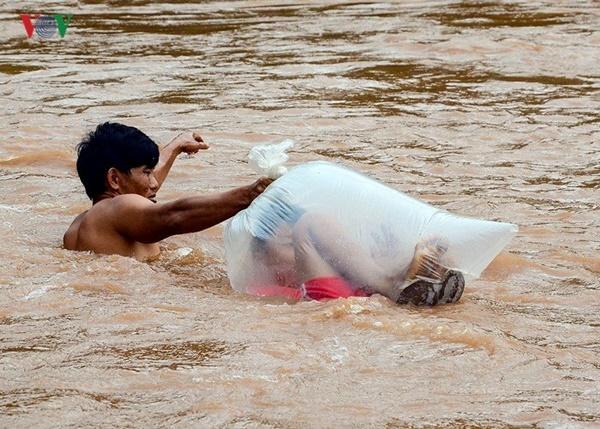 Con khai giảng, cha mẹ ngoài sân âm thầm rơi nước mắt-6