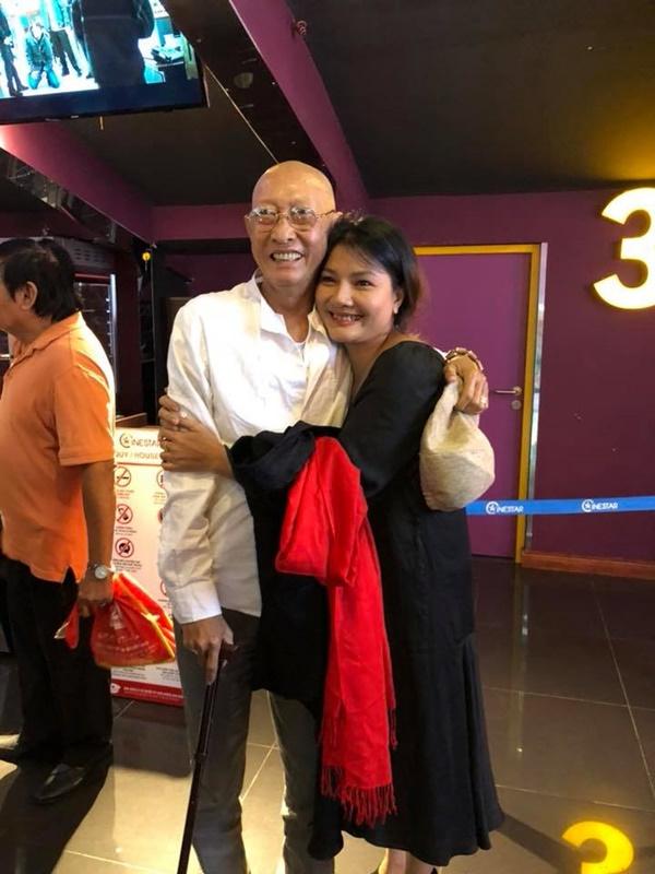 Nghệ sĩ Lê Bình chống gậy, vui vẻ đi xem phim cùng đồng nghiệp dù đang điều trị ung thư-3