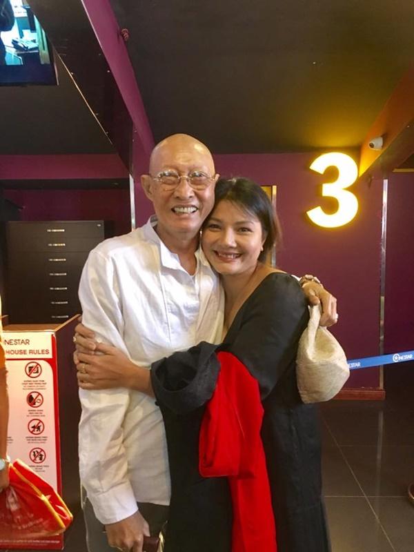 Nghệ sĩ Lê Bình chống gậy, vui vẻ đi xem phim cùng đồng nghiệp dù đang điều trị ung thư-4