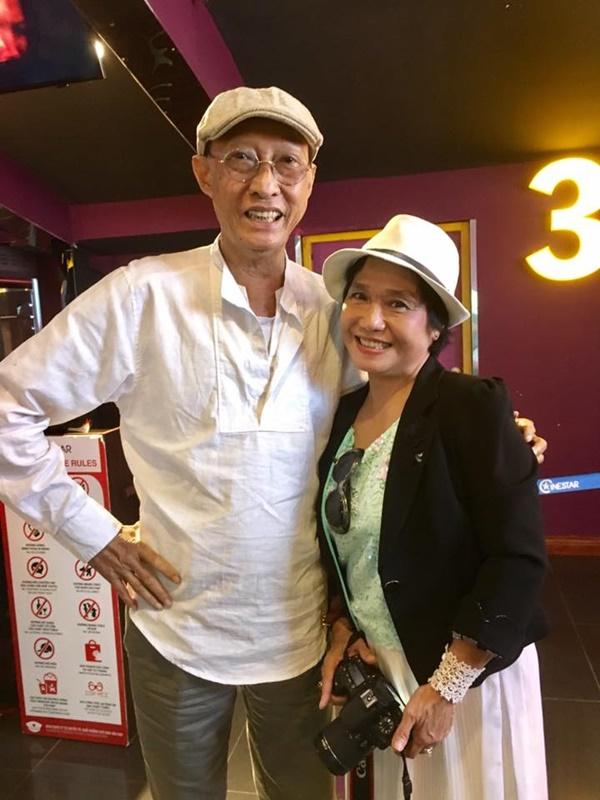 Nghệ sĩ Lê Bình chống gậy, vui vẻ đi xem phim cùng đồng nghiệp dù đang điều trị ung thư-5