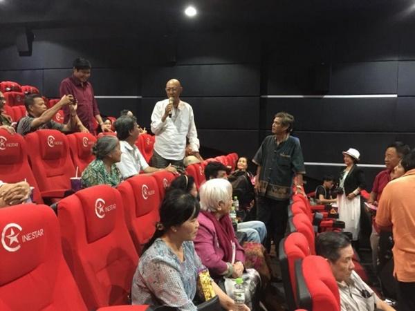 Nghệ sĩ Lê Bình chống gậy, vui vẻ đi xem phim cùng đồng nghiệp dù đang điều trị ung thư-6