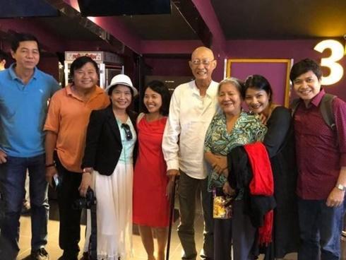 Nghệ sĩ Lê Bình chống gậy, vui vẻ đi xem phim cùng đồng nghiệp dù đang điều trị ung thư