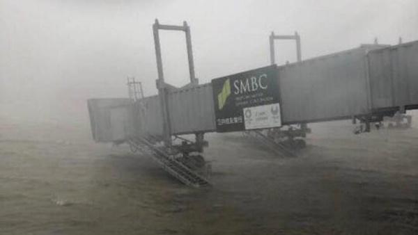 Video: Đường vào sân bay Nhật Bản bị tàu đâm sập trong bão Jebi-1